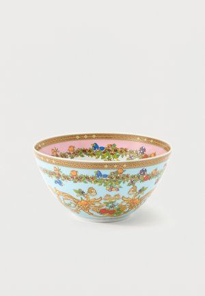 Porcelanowa miska o niebieskim zewnętrzu i różowym wnętrzu, ozdobiona kolorowymi owocami, kwiatami, motylami oraz złotymi ozdobnymi obramowaniami.