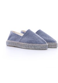 Scarpe slip-on in tessuto blu con design piatto, punta arrotondata e suola in juta intrecciata rifinita con cuciture beige. Stile leggero e informale.