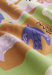 Tissu en coton présentant des formes abstraites en vert, marron, violet et rose. Comprend des motifs fantaisistes tels que des vagues et des détails d'étoiles de mer.