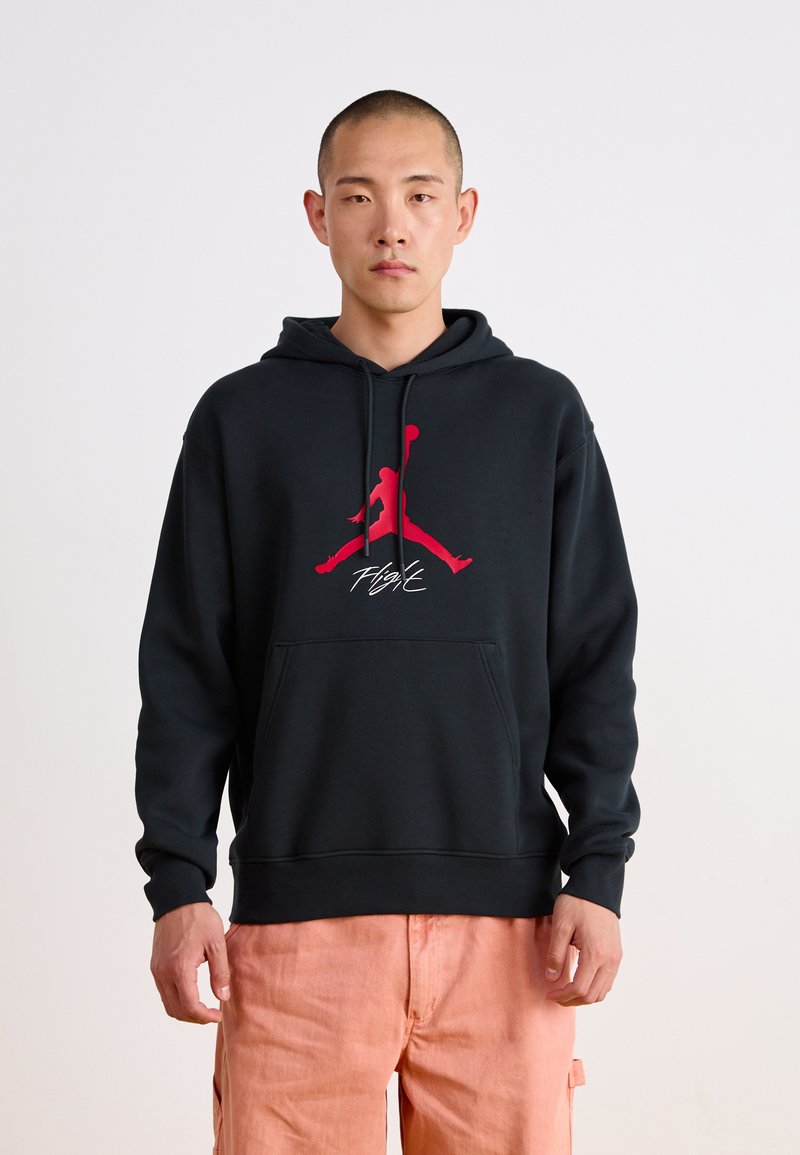 Hanorac negru din material moale, având un logo roșu Air Jordan și textul "Flight", cu un buzunar frontal și glugă cu șnur reglabil.