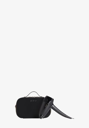 Sèche-cheveux noir au design épuré, accompagné d'une housse rectangulaire assortie. La housse dispose d'une fermeture éclair et d'une poignée.
