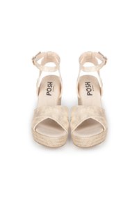 Sandalias de plataforma en dorado claro con tiras cruzadas, correa ajustable en el tobillo y suela de estilo espadrille trenzado. Forro interior suave.