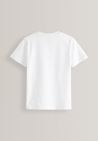 T-shirt blanc uni à manches courtes, montré de dos sur un fond gris clair neutre.