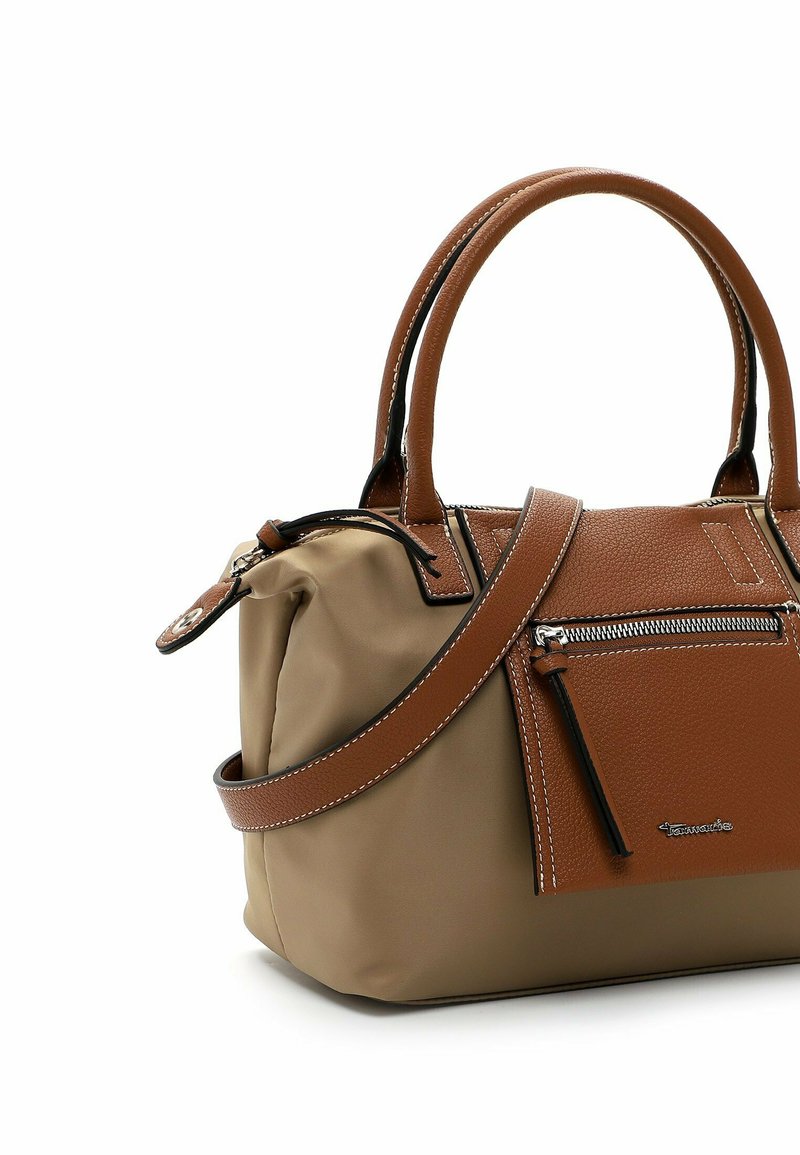 Bolso marrón y marrón claro con acentos de cuero suave, bolsillo con cremallera y asas cortas con una correa de hombro desmontable.