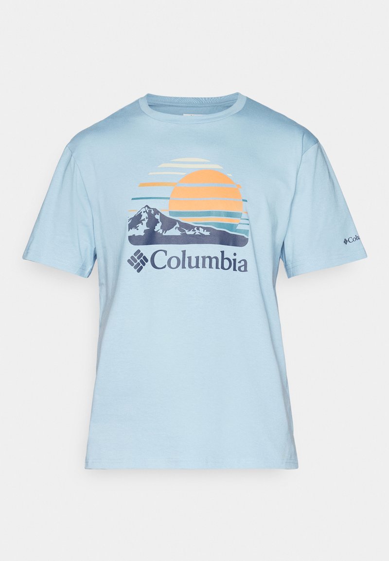 T-shirt bleu clair à manches courtes avec un graphique comprenant un coucher de soleil, des montagnes et le logo Columbia en bleu marine en bas.