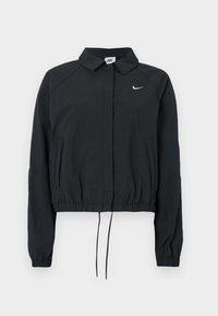 Μαύρο cropped μπουφάν Nike με γιακά, ελαστικά μανίκια και ρυθμιζόμενο στρίφωμα με κορδόνι· διαθέτει λογότυπο στο στήθος· υφή υφάσματος λεία.