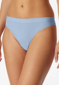 Ljusblått bikinimunter i dammodell med ett mjukt och slät tyg. Har en bred midja med varumärket "ELLE" diskret tryckt.