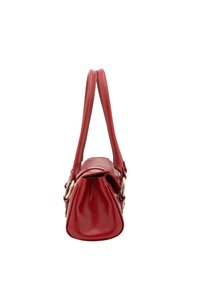 Borsa a tracolla rossa in pelle con texture liscia, forma arrotondata, due manici e dettagli in metallo dorato.