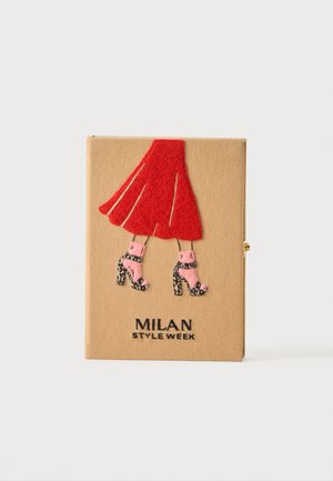 Beżowa okładka książki z ilustracją czerwonej spódnicy i różowych szpilek, tekst "Milan Style Week" na dole.