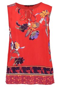 Czerwona bezrękawnikowa bluzka w kwiatowy wzór w odcieniach fioletu, żółci i zieleni. Posiada dekolt z wiązaniem oraz teksturowany materiał. Rękaw wykończony dekoracyjną bordiurą.