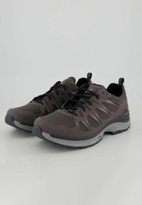 Braune Sportschuhe mit grauen Akzenten, ausgestattet mit einem strukturierten Obermaterial und einer gepolsterten Sohle. Schwarze Schnürsenkel ziehen sich durch die seitlichen Ösen.