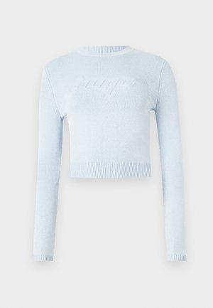 Světle modrý krátký pletený svetr s dlouhými rukávy, s jemným vyraženým nápisem na hrudi a žebrovaným lemem a manžetami.