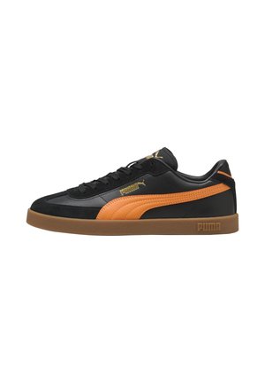 Sort sneaker med orange detaljer, lavet af ruskind og læder, gummisål, rund tå, med PUMA-logo og snørebånd.