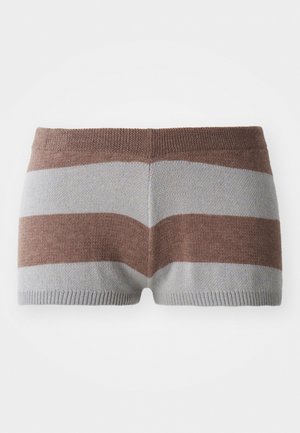 Adītas šortus pelēkā un brūnā joslā. Ir pieguļošs jostasvieta un gluda tekstūra, ar izteiksmīgu krāsu blokēšanu.