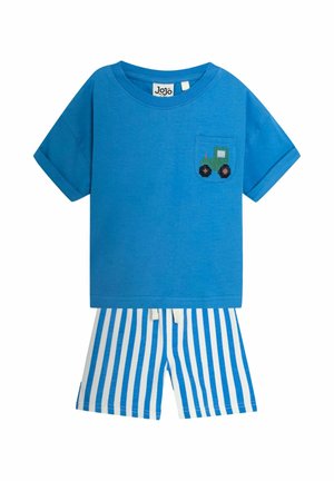 Blauw kort mouwen peutershirt met groene tractor op de zak, gecombineerd met blauw-witte verticale gestreepte shorts.