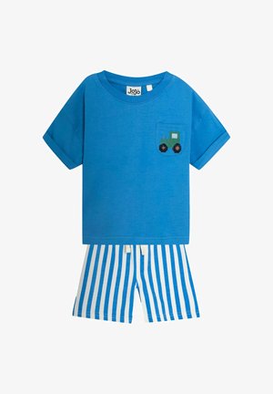 Blauw kort mouwen peutershirt met groene tractor op de zak, gecombineerd met blauw-witte verticale gestreepte shorts.