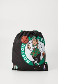 Sac en tissu noir avec un graphisme de mascotte des Boston Celtics, des accents verts et un ballon de basket. Fabriqué en tissu léger.