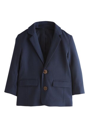 Tengerészkék egysoros blézer két barna gombbal, mélyített hajtókával és két első zsebfedéllel, fehér háttér előtt bemutatva.