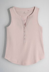 Camiseta de tirantes rosa claro con tejido acanalado, cuello redondo y cinco pequeños botones en la tapeta frontal, dobladillo ligeramente curvado.