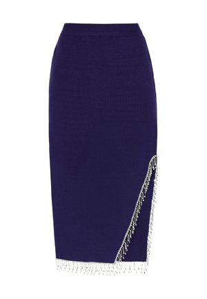 Pletená tužková sukně v tmavě fialové barvě s diagonálním třásňovým zdobením ze stříbrných korálků na spodním okraji. Hladká textura, přiléhavý tvar.