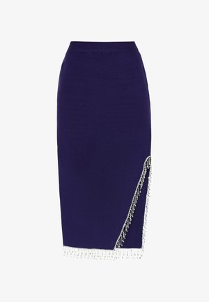 Jupe crayon en tricot de couleur violet profond avec un détail en franges diagonales en perles argentées le long de l'ourlet. Texture lisse, forme ajustée.