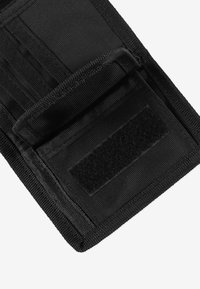 Czarny portfel z tkaniny o zapięciu na rzep, z wieloma przegródkami i teksturowaną powierzchnią, zaprojektowany do bezpiecznego przechowywania.