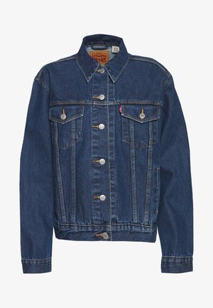 Giacca in denim blu scuro con maniche lunghe, chiusura frontale con bottoni, due tasche sul petto con bottone e etichetta visibile del marchio Levi's all'interno del colletto.