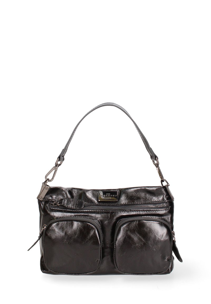 Sac à main en cuir noir avec deux poches zippées à l'avant, une bandoulière détachable et une texture lisse.Dispose d'une forme rectangulaire et d'accents métalliques.