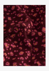 Ausgewählt, berry pink animal