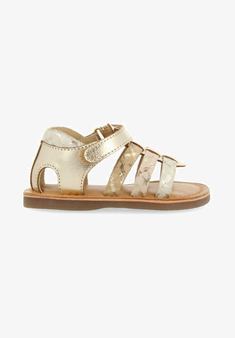 Gouden, strappy sandalen met een combinatie van metallic en gestreept nepleer. Open hiel ontwerp met een gevoerde zool en verstelbare gespsluiting.