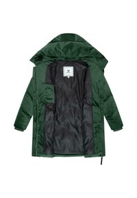 Abrigo acolchado verde con un tejido exterior texturizado, gran capucha y un interior negro suave que presenta una etiqueta de marca y un bolsillo lateral.