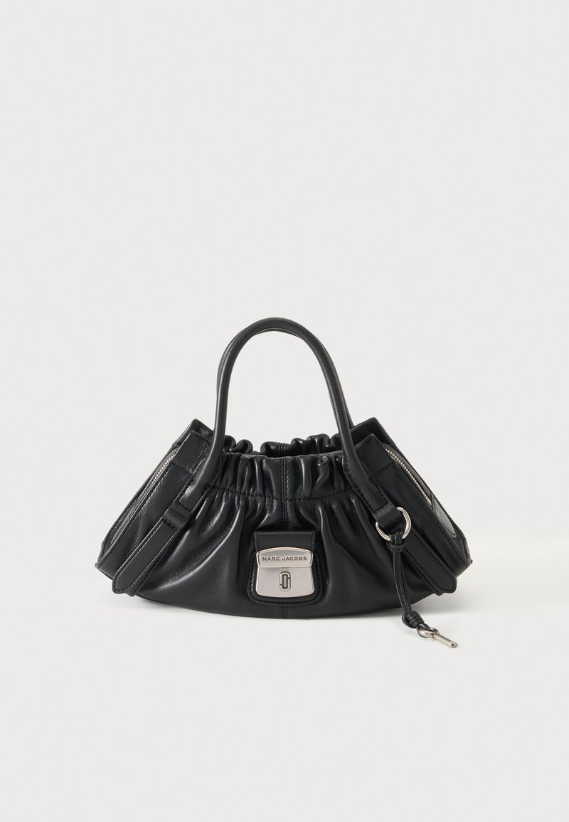 Sac à main en cuir noir Marc Jacobs avec haut froncé, deux poignées, poches zippées sur les côtés et fermoir avant argenté avec logo gravé.