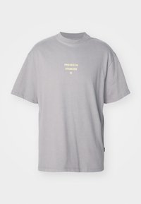 JPRBLAHARVEY INFO TEE CREW NECK UNISEX - Nyomott mintás póló - frost gray