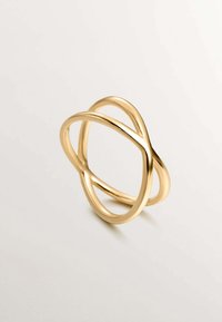 Anillo de oro con lazo entrelazado, acabado suave y pulido, y un diseño simétrico. Sin piedras ni adornos visibles.