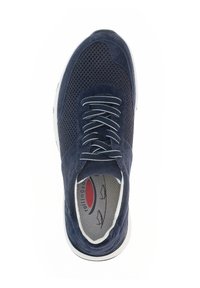 Marineblauwe sport schoen met een bovenwerk van mesh, suède accenten en witte veters. Rond uiteinde en gestructureerde binnenzool. Rubberen zool voor tractie.