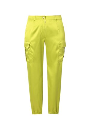 Vihreät cargo-housut, joissa on kapenevat lahkeet, kaksi sivutaskua ja joustavat henkät. Valmistettu sileästä, kevyestä kankaasta, jossa on vetoketju- ja napitus.