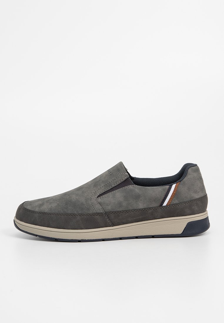 Chaussure grise à enfiler avec finition en daim, dotée d'une semelle en caoutchouc. Des accents de design subtils incluent des rayures multicolores sur le côté.