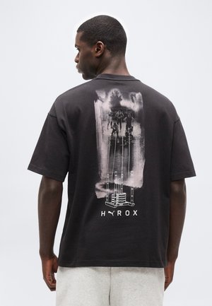 PUMA X HYROX LIFESTYLE TEE - Nyomott mintás póló - black