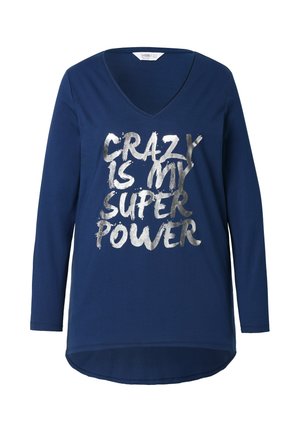 Langsleeve marineblauw T-shirt met een V-hals, voorzien van zilverkleurige metallic tekst met de woorden "CRAZY IS MY SUPER POWER." Vloeiende stof met een geplooide zoom.