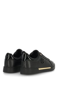 Czarne skórzane sneakersy o gładkiej fakturze, zaokrąglonym nosku, błyszczących akcentach i złotej paski na podeszwie.