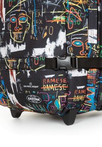 Czarna torba podróżna z kolorowym, abstrakcyjnym wzorem graffiti, z twardą powłoką, plastikowym zapięciem oraz solidnymi kółkami dla łatwego transportu.