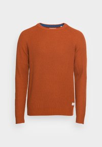 Sweter o prążkowanej fakturze w kolorze palonej pomarańczy, z okrągłym dekoltem ozdobionym niebieskim akcentem wokół kołnierza, długimi rękawami i małą metką na dole.