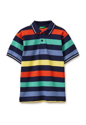 Polo de manga corta con franjas horizontales anchas en azul marino, naranja, verde, azul claro y amarillo, con una tapeta de dos botones y cuello.
