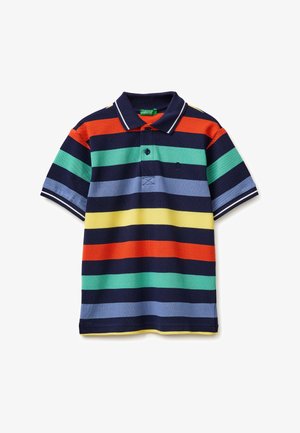 Polo a maniche corte con ampie righe orizzontali in blu navy, arancione, verde, azzurro e giallo, dotata di una pattina con due bottoni e colletto.