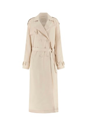 Beżowy długi trencz dwurzędowy z szerokimi klapami, paskiem w talii, pagonami na ramionach i zapinanymi na guziki paskami przy mankietach.