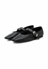 Bailarinas de cuero negro con punta afilada, diseño con recortes y una correa ajustable con ojales redondos plateados para el cierre. Suela plana.