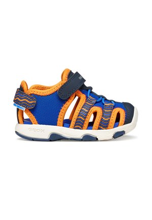 Sandalia cerrada para niños de color azul y naranja, con laterales de malla, tira ajustable de Velcro y suela de goma blanca.