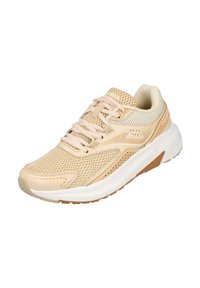 Zapato deportivo beige con parte superior de malla, cierre de cordones, cuello acolchado y entresuela blanca. Presenta una textura sutil y una suela exterior de goma flexible.