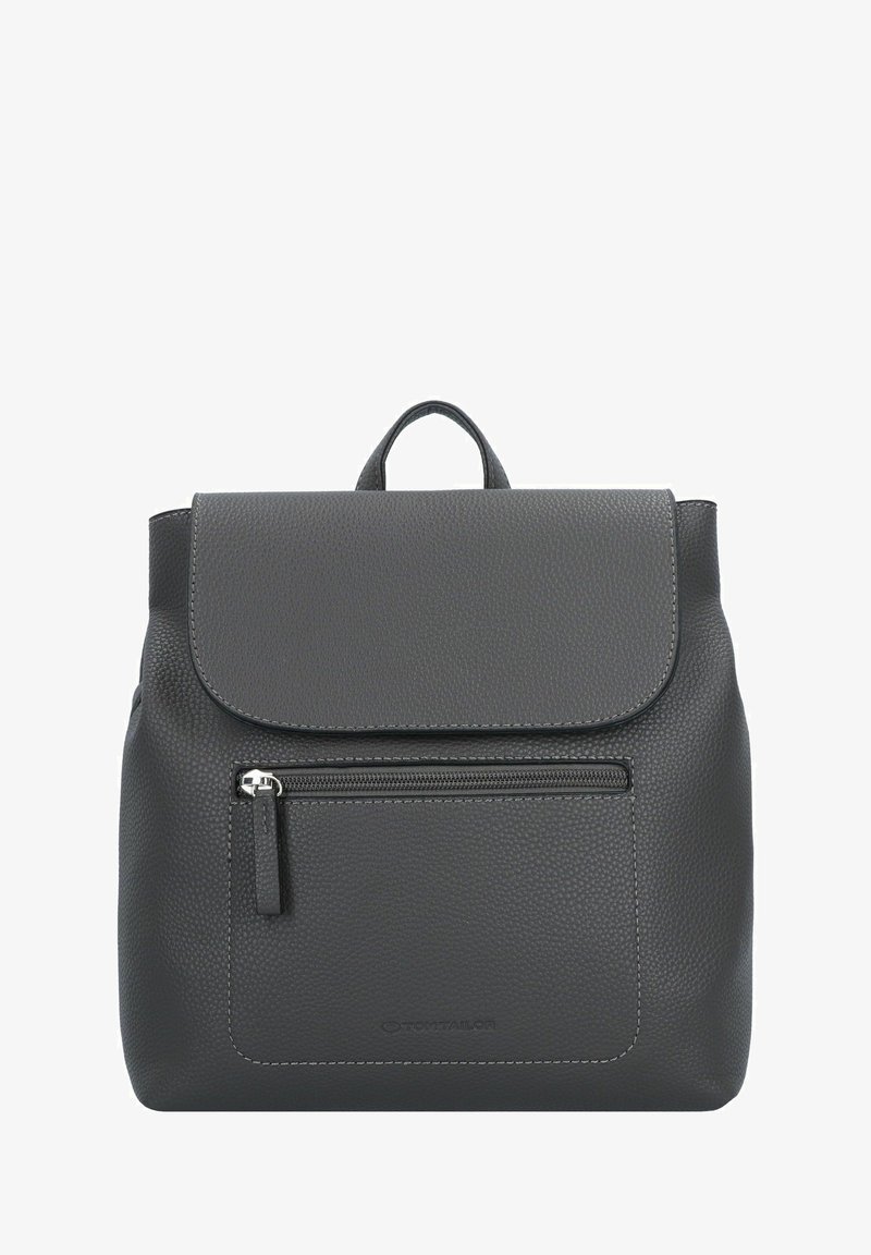 Sac à dos en cuir noir texturé avec une poche avant zippée et une fermeture à rabat supérieur, doté d'une petite poignée de transport en haut.