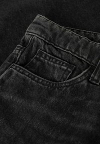 Tissu en denim noir avec une poche visible, une texture subtile et des coutures contrastantes. Comprend un design classique à cinq poches et une finition usée.